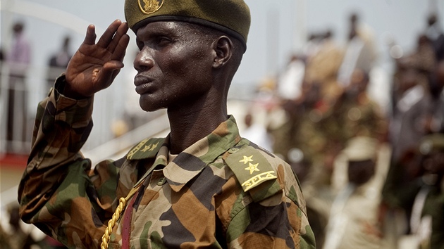 Voják jihosúdánské armády bhem nácviku na oslavy vyhláení nezávislosti (6....