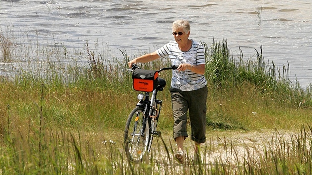 Berzdorfské jezero zatím vyuívali hlavn cyklisti.