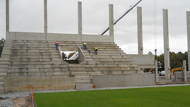 Stavba nových tribun na stadionu ve truncových sadech v Plzni