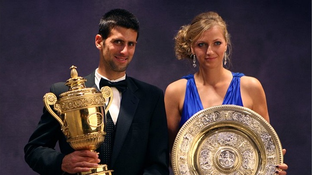 VÍTZOVÉ. Srbský tenista Novak Djokovi s eskou hrákou Petrou Kvitovou pózují