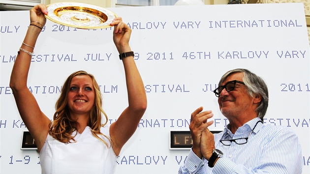 Tenistka Petra Kvitová ukazuje divákm filmového festivalu v Karlových Varech