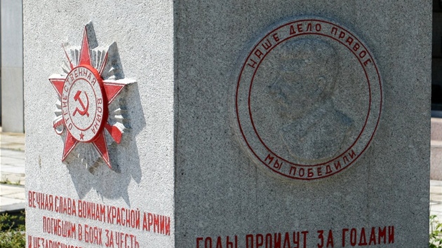 Pomník na Ústedním hbitov v Brn zdobí Stalinv profil.