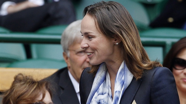 Martina Hingisová pichází do lóe sledovat finále Wimbledonu 2011