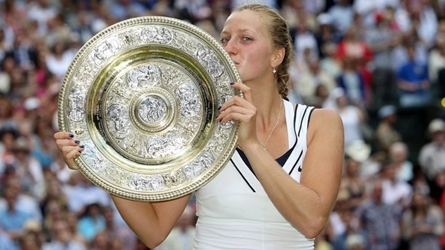 Petra Kvitová líbá trofej pro vítzku tenisového Wimbledonu.
