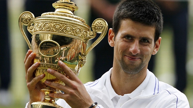 Novak Djokovi s trofejí pro vítze Wimbledonu