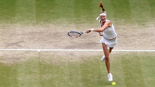 BUM! Petra Kvitová se opírá do míe bhem wimbledonského finále proti