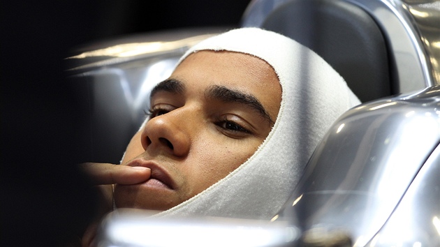 ODPOINEK. Lewis Hamilton v pestávce kvalifikace na Velkou cenu Británie. 