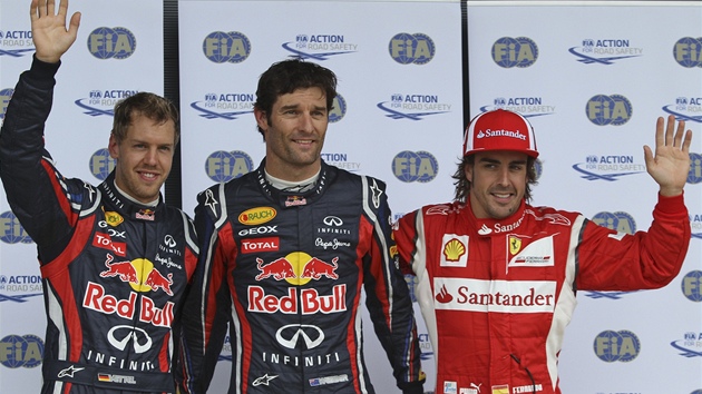 TROJICE NEJLEPÍCH. Zleva Sebastian Vettel, Mark Webber a Fernando Alonso slaví