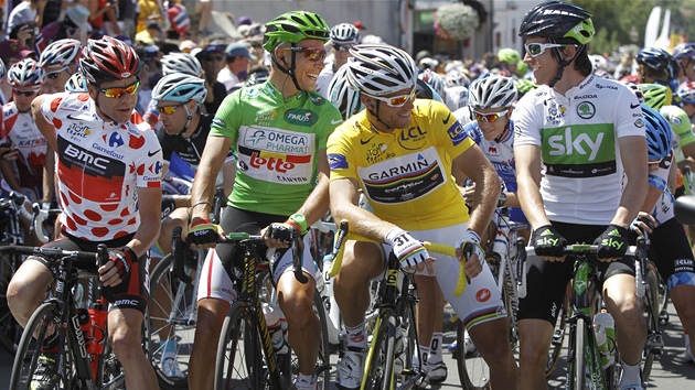 LÍDI. Na startu 3. etapy Tour de France se potkali (zleva) Cadel Evans,