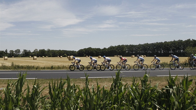 cyklistický peloton bhem 3. etapy Tour de France
