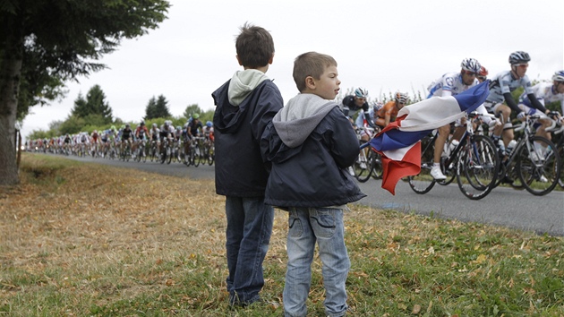 FANOUCI. Cyklistický peloton Tour de France bojuje v prbhu 8. etapy.