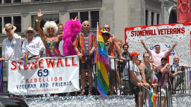 Hnutí gay, lesbiek a queer komunity na stonewallské nepokoje nezapomnlo.