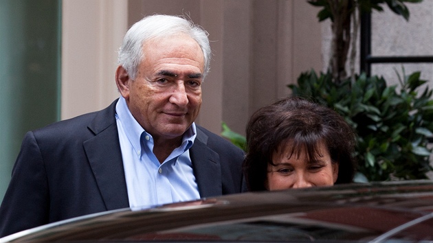 Dominique Strauss-Kahn se svou enou Anne Sinclair ped bytem na Manhattanu (2.