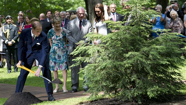 Princ William a jeho ena Catherine sází strom v Rideau Hall v Ottaw. Zasadili