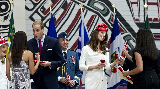 Princ William a Catherine na ceremonii, pi ní pes dvacet pisthovalc...
