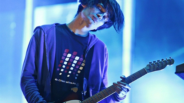 Kytarista Jonny Greenwood z Radiohead si na pražský koncert oblékl tričko s Kytarista Jonny Greenwood z Radiohead si na pražský koncert oblékl tričko s