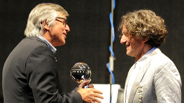 MFFKV 2011 - Goran Bregović přebírá z rukou Jiřího Bartošky Cenu prezidenta MFFKV 2011 - Goran Bregović přebírá z rukou Jiřího Bartošky Cenu prezidenta