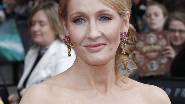 J. K. Rowlingová má pro návtvníky stránek POttermore.com jednu radu - následujte sovu.