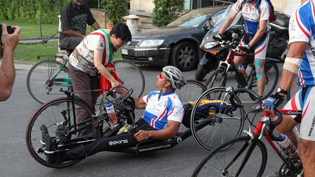 Vozíká Heman Volf jede na kole z Prahy do íma za papeem.