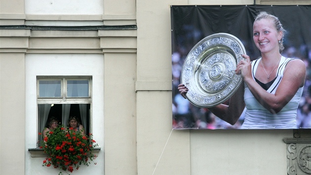 Pijte na koncert. Dvojnásobná vítzka Wimbledonu Petra Kvitová zve své fanouky na nedlní koncert kapely Chinaski do Fulneku.