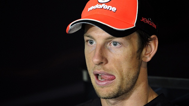 TUENÍ DET. Jenson Button jakoto Brit patrn tuí, e trénink na Velkou cenu