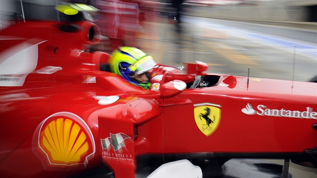 A ZPÁTKY DO MOKRA. Felipe Massa vyvádí svj rudý vz z depa k dalímu