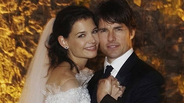 Novomanelé Tom Cruise a Katie Holmesová pózují po svatebním obadu (18. 11....