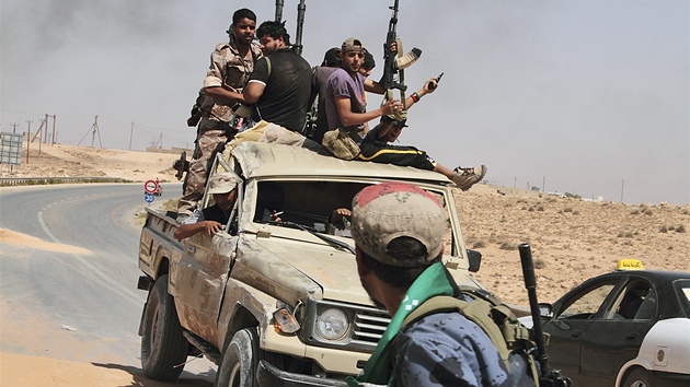 Libyjtí rebelové nedaleko fronty. (6. ervence 2011)