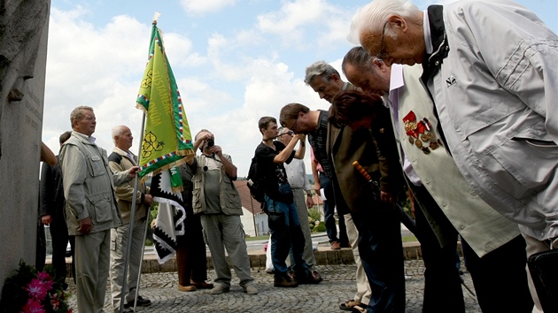 Sjezd píznivc Komunismu u památného pomníku v Babicích