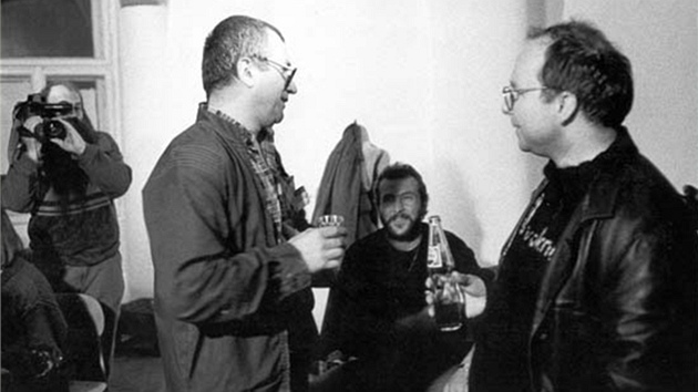 Frantiek Stárek (vpravo) na setkání s Ivanem Jirousem po proputní z vzení
