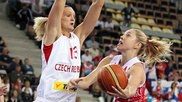 BLOK. eská basketbalistka Petra Kulichová se pokouí zastavit jeden z ruských