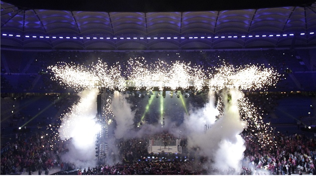 INFERNO. Elektrizující atmosféra na fotbalovém stadionu v Hamburku pi