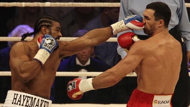 ZÁSAH. David Haye trefuje levakou Vladimira Klika. 