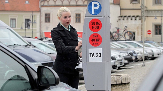 Parkování v Táboe zlevní a místo od 22 hodin se bude parkovat zadarmo u od