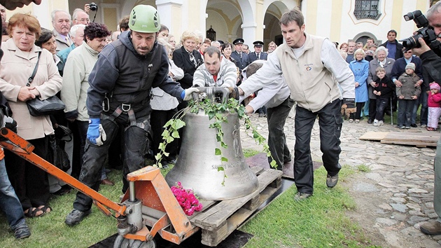 Kostel v Sepekov na Písecku má po dvaaedesáti letech dva nové zvony. 