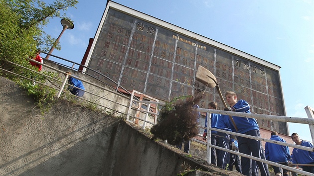 Symbolického protestu proti vedení msta Brna se na stadionu za Luánkami