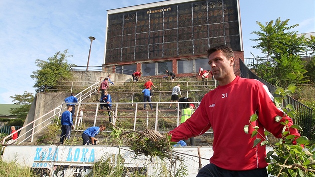 Symbolického protestu proti vedení msta Brna se na stadionu za Luánkami