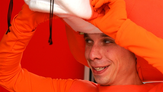 Do kostýmu oranového pantera skupiny EZ se kadý den pevléká Jakub Hubert.