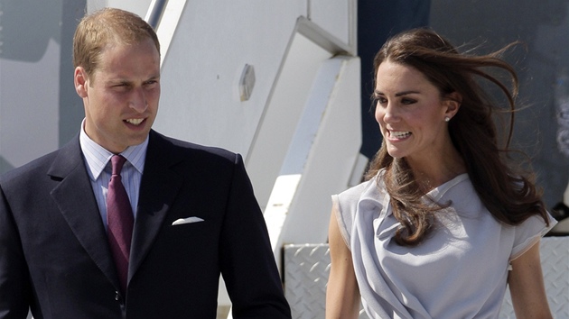 Princ William s manelkou Kate pi pletu do Los Angeles (2011).