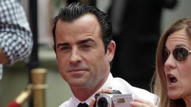 Justin Theroux, ptel hereky Jennifer Anistonov, kter zanechala podpis a otisk rukou na chodnku slvy ped nskm divadlem v Los Angeles (7. ervence 2011)