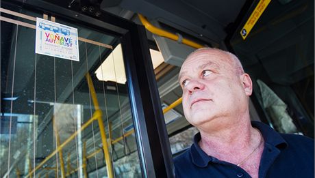 idi autobusu praské MHD s nálepkou inzerující projekt voavých autobus