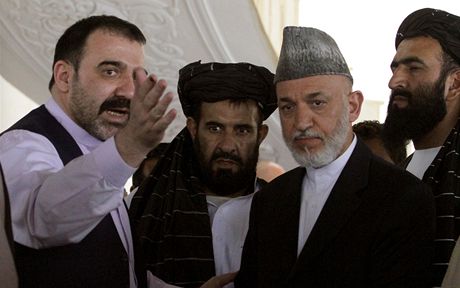 Afghánský prezident Hamíd Karzáí (vpravo) se svým bratrem Ahmadem Valím (íjen