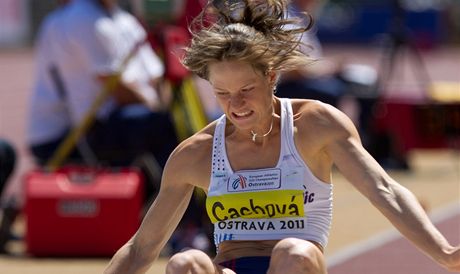 Sedmibojaka Kateina Cachová pi skoku do dálky