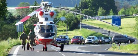 Na Mladoboleslavsku havaroval opilý idi, pro jeho mladou spulujezdkyni letl vrtulník. Ilustraní foto