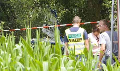 Záchranái a policisté u zíceného letadla blízko Volduch na Rokycansku