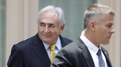 Dominque Strauss-Kahn odchází od soudu na Manhattanu. (6. ervence 2011)
