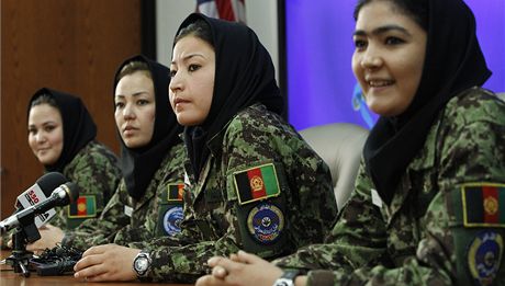 Afghánské dstojnice hovoí na tiskové konferenci na základn Lackland v