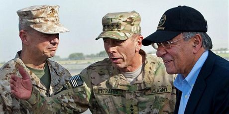 Generál David Petraeus v okamiku, kdy se ujímal velení nad operacemi v Afghánistánu. (4. ervence 2010)