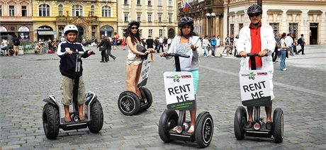 Turisté na vozítkách Segway na Staromstském námstí v Praze.