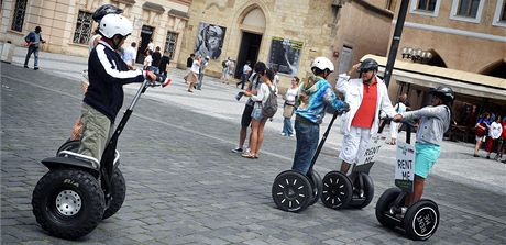 Turist na voztkch Segway na Staromstskm nmst v Praze. (Ilustran